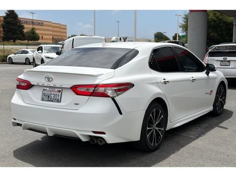 Used 2020 Toyota Camry SE FWD image 5
