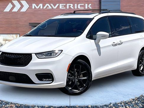 Used 2022 Chrysler Pacifica Limited w/ Uconnect Theater Family Group AWD/4WD image 3