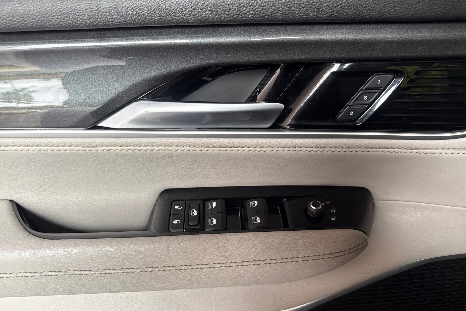 Used 2023 Jeep Wagoneer 4WD image 11
