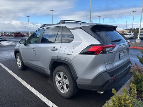 Used 2019 Toyota RAV4 XLE image 3