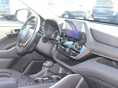Used 2024 Toyota Highlander LE AWD/4WD image 29