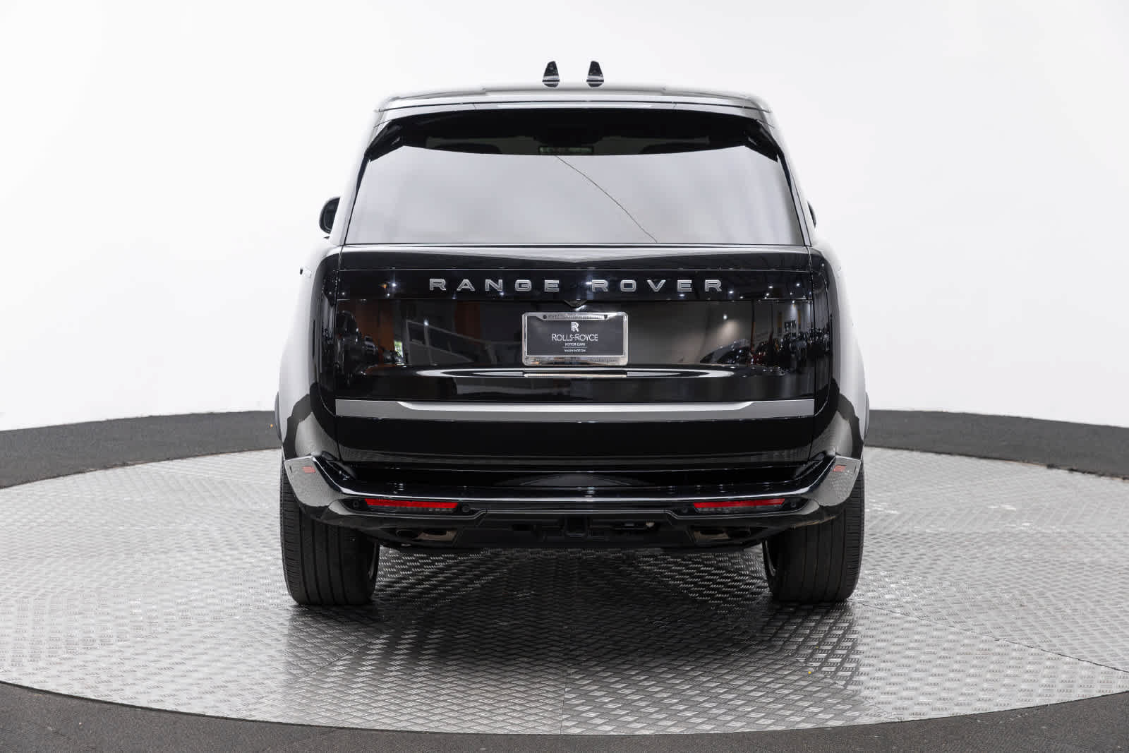 Used 2025 Land Rover Range Rover SV AWD/4WD image 5