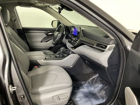 Used 2024 Toyota Highlander XLE image 27