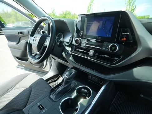 Used 2023 Toyota Highlander LE FWD image 31