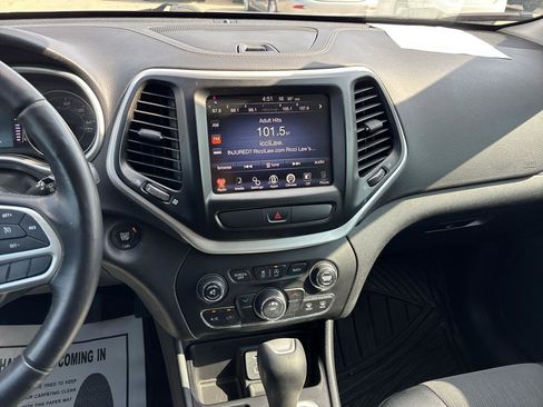 Used 2018 Jeep Cherokee Latitude Plus FWD image 15