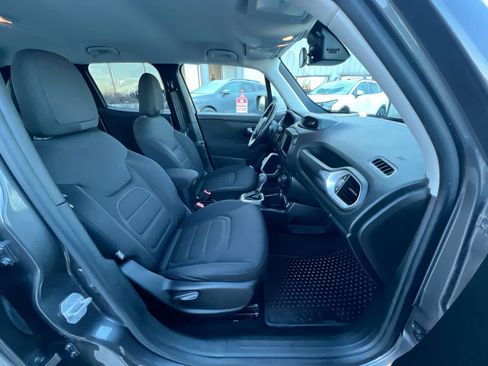 Used 2019 Jeep Renegade Latitude w/ Cold Weather Group image 28