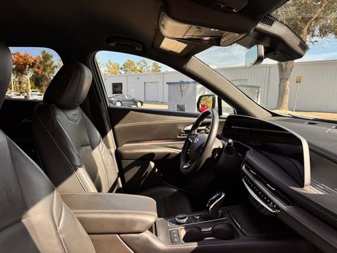Used 2024 Cadillac XT4 Premium Luxury image 28