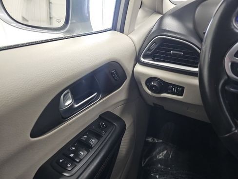 Used 2020 Chrysler Pacifica Touring-L image 28