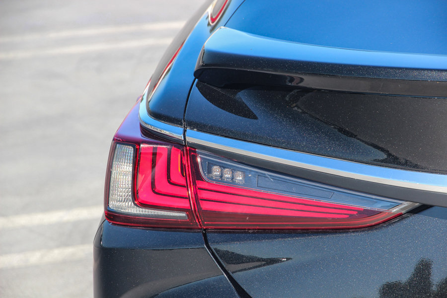 Certified 2024 Lexus ES 300h w/ Premium Package FWD image 8