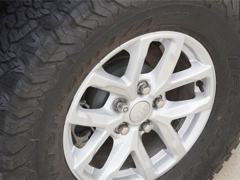 Used 2023 Jeep Wrangler Sport S image 9