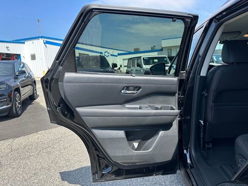 Used 2025 Nissan Pathfinder SL AWD/4WD image 8