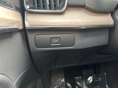 Certified 2025 Volvo XC90 B6 Plus image 32