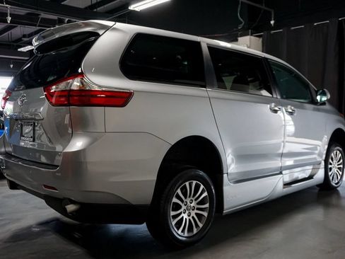 Used 2019 Toyota Sienna XLE Premium FWD image 31
