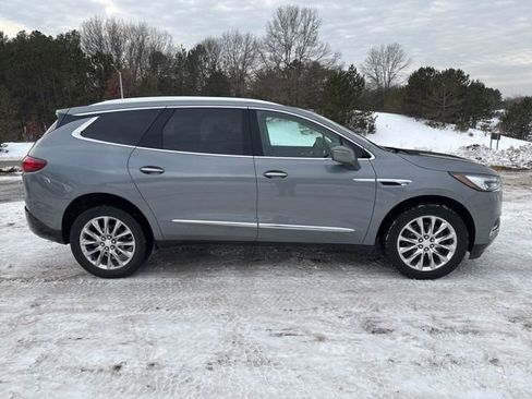 Used 2020 Buick Enclave Essence image 3