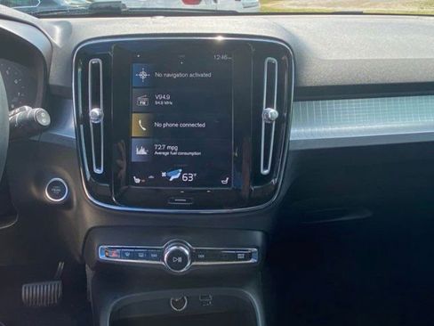 Used 2022 Volvo XC40 T5 Momentum AWD/4WD image 6