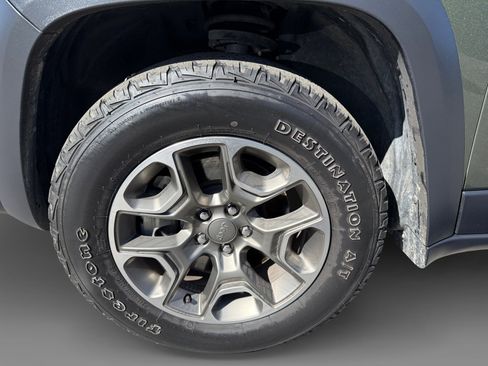 Used 2020 Jeep Cherokee Trailhawk image 9