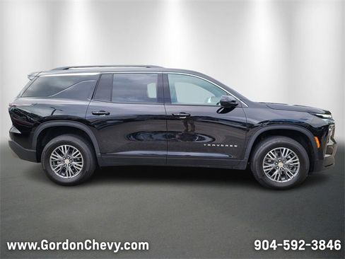 Used 2025 Chevrolet Traverse LT image 7