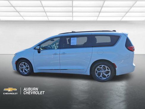 Used 2023 Chrysler Pacifica Limited FWD image 6