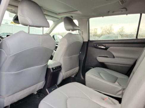 Used 2021 Toyota Highlander XLE image 14