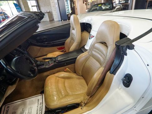 Used 2004 Chevrolet Corvette Convertible w/ Preferred Equipment Group RWD image 10