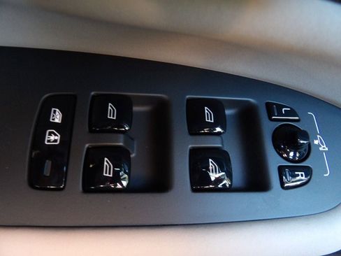 Certified 2025 Volvo XC90 B5 Core image 13