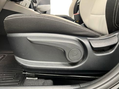 Used 2025 Hyundai Venue SEL image 10