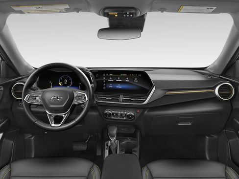 Used 2025 Chevrolet Trax ACTIV w/ Driver Confidence Package FWD image 3