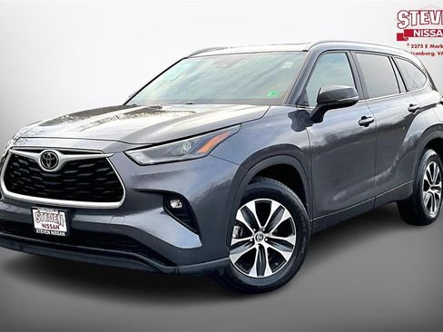 Used 2023 Toyota Highlander XLE image 3