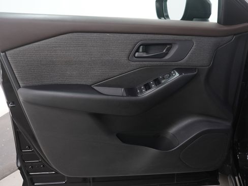 Used 2023 Nissan Rogue S image 21