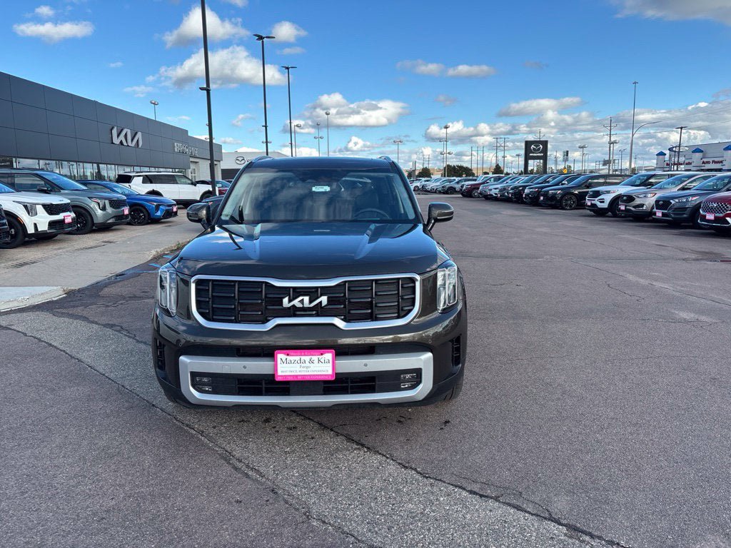 Used 2024 Kia Telluride SX Prestige w/ Towing Package AWD/4WD image 2