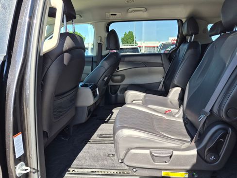 Used 2025 Kia Carnival FWD image 31