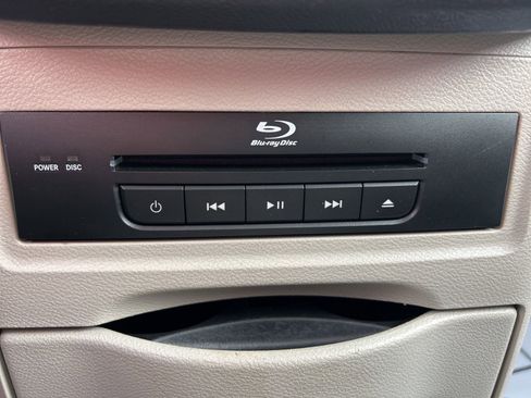 Used 2016 Chrysler Town & Country Touring-L image 32