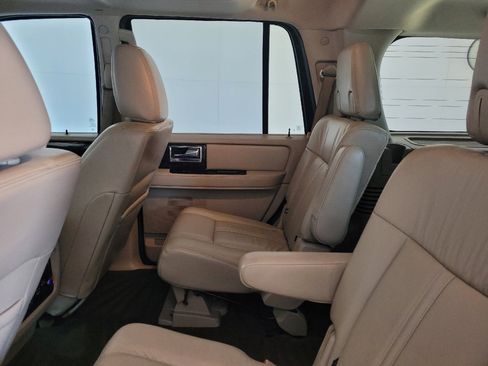 Used 2016 Lincoln Navigator Select RWD image 18