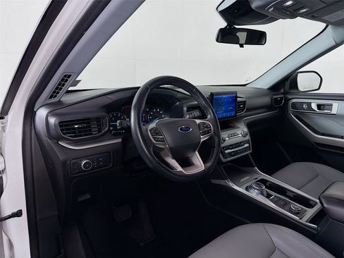 Used 2021 Ford Explorer XLT w/ Equipment Group 202A image 9