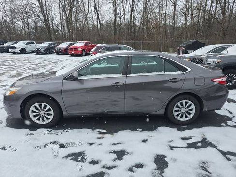 Used 2016 Toyota Camry LE image 5