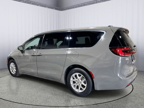 Used 2023 Chrysler Pacifica Touring-L FWD image 9