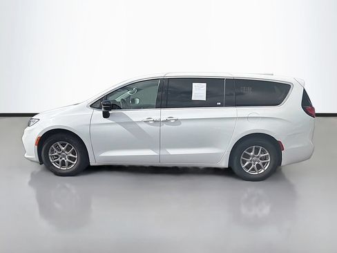 Used 2024 Chrysler Pacifica Touring-L FWD image 8