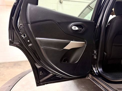 Used 2017 Jeep Cherokee Latitude w/ Cold Weather Group image 14