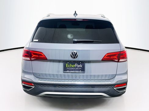 Used 2022 Volkswagen Taos SE w/ Panoramic Sunroof Package FWD image 7