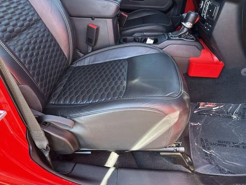 Used 2019 Jeep Wrangler Unlimited Sahara image 14