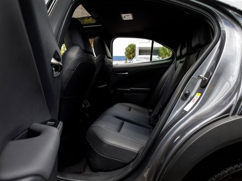 Used 2019 Lexus UX 200 image 27