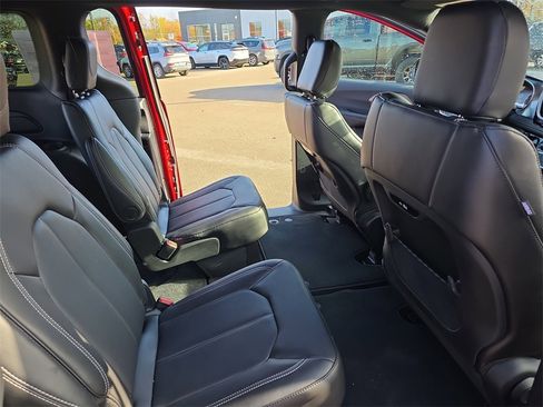 New 2026 Chrysler Pacifica Select image 11