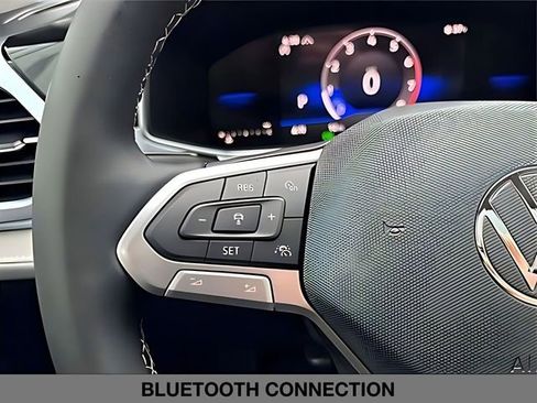 Used 2025 Volkswagen Taos SE w/ Panoramic Sunroof Package AWD/4WD image 19