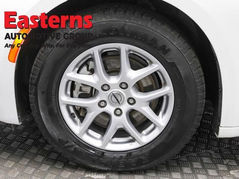 Used 2023 Chrysler Voyager LX image 32