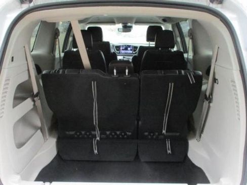 Used 2024 Chrysler Pacifica Touring-L image 6