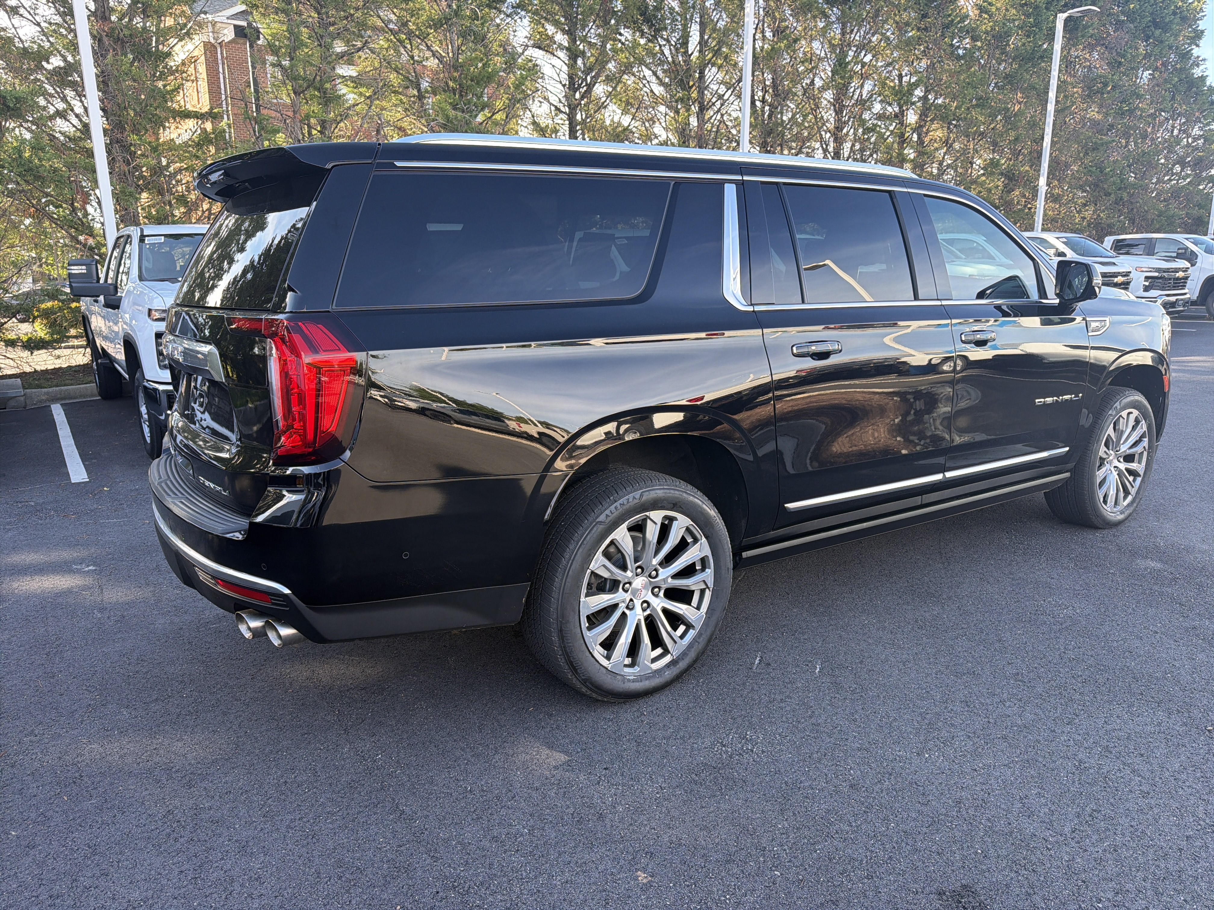 Used 2023 GMC Yukon XL Denali w/ Advanced Technology Package AWD/4WD image 10