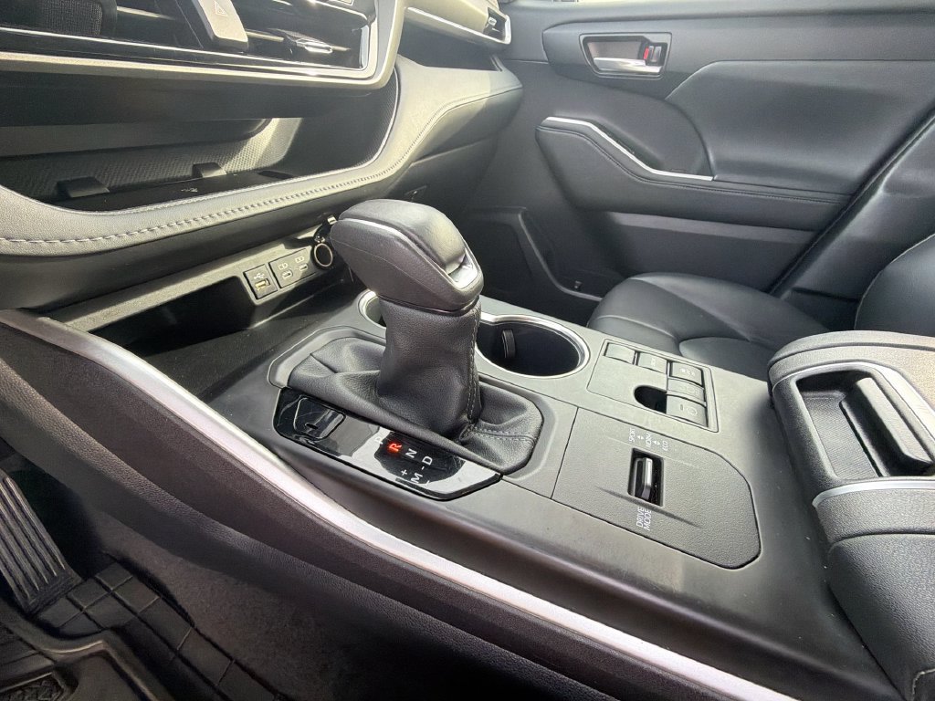 Used 2024 Toyota Highlander XLE FWD image 21