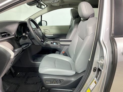 Used 2024 Toyota Sienna XLE image 12