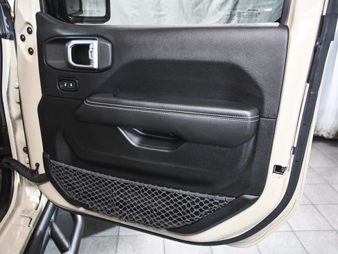 Used 2020 Jeep Gladiator Rubicon w/ Dual Top Group AWD/4WD image 13