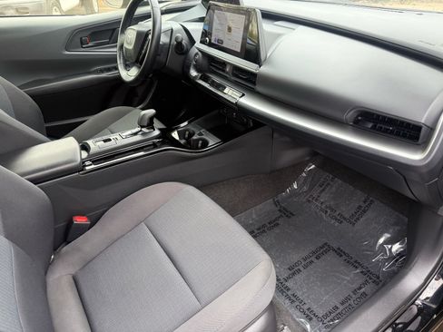 Used 2025 Toyota Prius LE FWD image 30